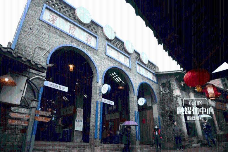 宋慧乔现身巴黎时装周 驾驭叛逆红丝造型清冷优雅
